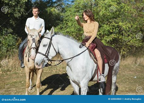 Junge Paare In Der Liebe Die Ein Pferd Reitet Stockfoto Bild Von Landwirtschaftlich Gras