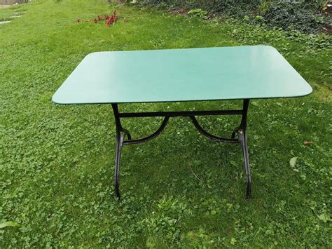 Niedrige tische aus metall, polyrattan oder holz mit glasplatten werden mit gemütlichen sesseln und. Schöner antiker Garten Tisch Metall | Kaufen auf Ricardo