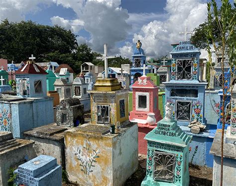 De Ce Sunt Cimitirele Mexicane Atât De Colorate Pietre Funerare