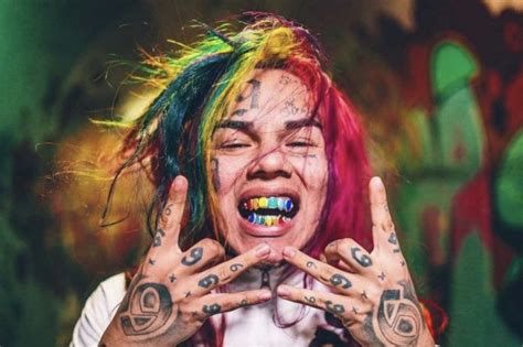 Detienen al rapero 6ix9ine por extorsión y nexos con el crimen