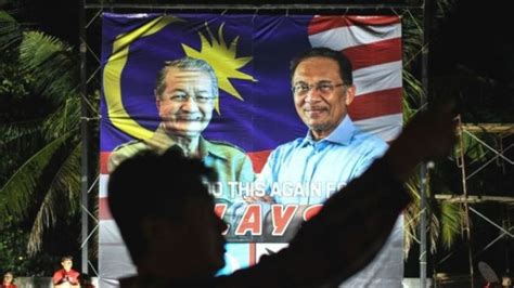 Pada tahun 1999, dalam persidangan yang kontroversial ia divonis hukuman enam tahun penjara untuk tuduhan korupsi dan setahun kemudian mendapatkan. Anwar Ibrahim Merasa Dikhianati Perdana Menteri Malaysia ...