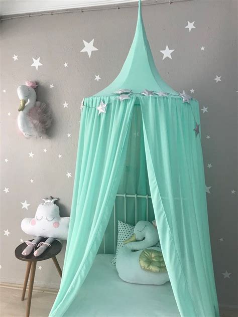 With just one hour on your hands and about $10 in your pocket, you can make this gorgeous canopy with bed sheets and bed skirts. Bed Canopy, Chiffon baldachin, Mint Canopy, Kids Ceiling ...
