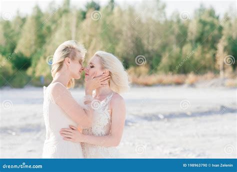 Beaux Couples Lesbiennes Marchant Sur Le Sable Le Long De La Rive Du Fleuve Leur Mariage Photo
