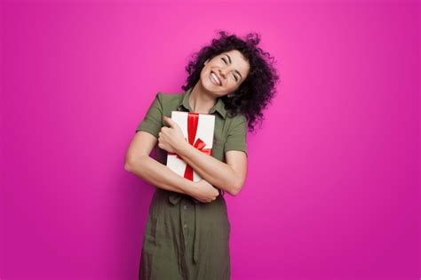 Feliz Mujer Caucásica Abrazando Caja De Regalo Aislada Sobre Fondo Rosa