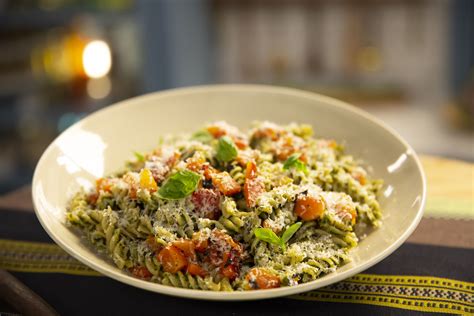 This chicken fettuccine alfredo is a super simple yet delicious recipe to make for a restaurant quality dish, ready in just 30 minutes. Class of the Day: Alex Guarnaschelli's Simple Whole Wheat ...