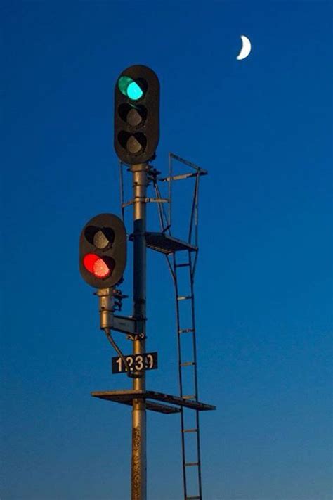 Red Light Green Light Railroad Lights Railroad Images Train Tracks