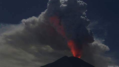 bali airport closes after volcano eruption dw 06 29 2018