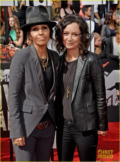Sara Gilbert And Linda Perry Step Out As Married Couple At Mtv Movie Awards 2014 Photo 3091054