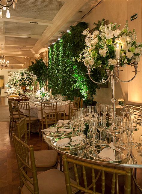 DecoraÃƒÂÃƒÂo em verde e branco para um casamento clÃƒÂssico e intimista