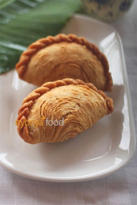 Fully automatic curry puff machine for hotels, restaurants, restaurants, groups canteen processing, kindergarten, frozen dumpling production. Spiral Curry Puff - Rasa Malaysia in 2020 | Recipes, Curry ...