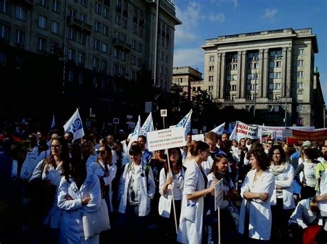 Protest pracowników i pracownic medycznych w Warszawie Domagano się m