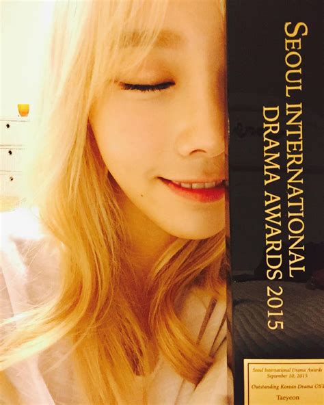 Snsd Taeyeon Took A Selfie With Her Trophy From The 10th Seoul Drama Awards Wonderful Generation