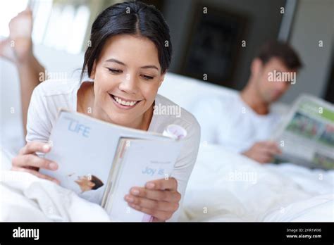 Cuanto Más Lea Más Sabe Foto De Una Hermosa Mujer Acostada En La Cama Leyendo Una Revista