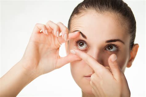 8 Tips To Overcome Your Fear Of Inserting Contact Lenses Perfectlensworld