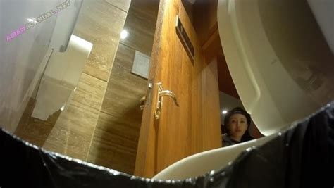 Espiando A Mujeres Orinando En El WC Del Restaurante Scandal