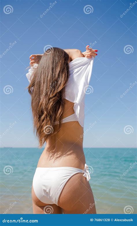 La Muchacha Desnuda En La Playa Vista Posterior Foto De Archivo