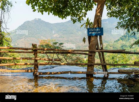 Panneau D Avertissement De Do Pas Grimper Mal Orthographi Cascades De Kuang Si Luang
