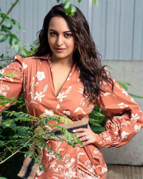 Like It 👍 Or Love It 😘 Sonakshi Sinha Looks Super Gorgeous Bollywood Girls Bollywood Actress