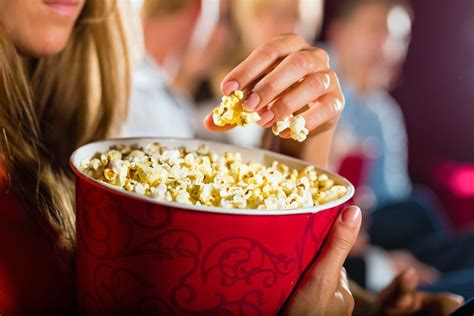 Peut On Manger Des Pop Corn Au Cinema - Why Do Movie Theaters Serve Popcorn? | Britannica
