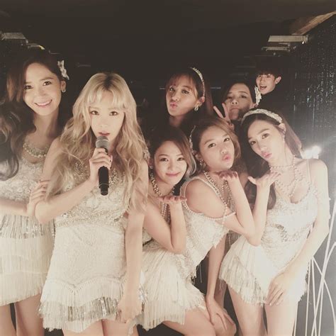 Snsd Posed For A Lovely Group Picture At The Backstage Of Kbs Gayo Daechukje Snsd Oh Gg F X