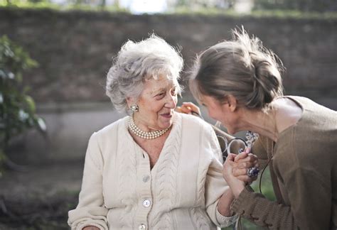 ¿a Quién Le Corresponde Cuidar A Los Padres Ancianos Mujer