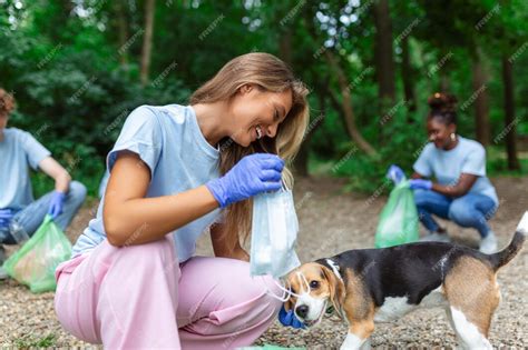 Mujer Joven Con Su Recolector De Desechos De Perros Ocupada Separando