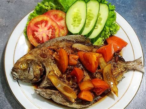 Resep ikan rasa asam manis adalah salah satu olahan resep yang juga banyak di minati oleh pecinta kuliner indonesia. Makan Siang Santap Ikan Bawal Asam Manis dan Sambal Mangga ...