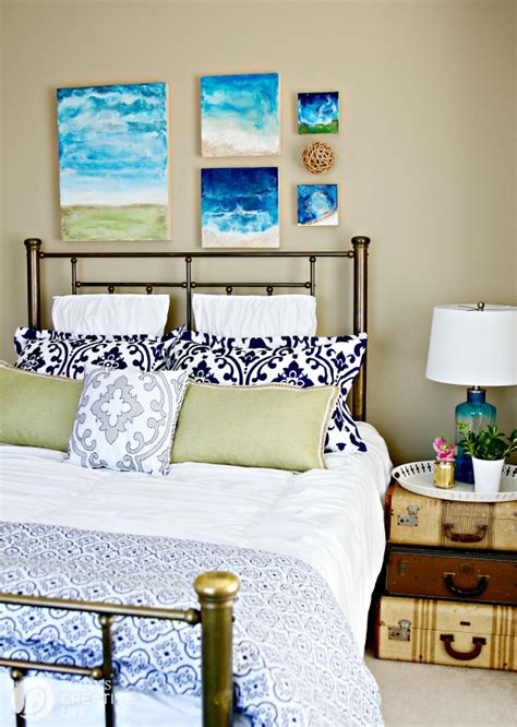 Too often, the master bedroom is the long forgotten, undecorated, messy and cluttered space that we close the door on whenever friends or family come to visit. Guest Bedroom Ideas on a Budget | Today's Creative Life