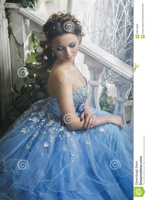 Belle Jeune Femme Dans La Longue Robe Bleue Magnifique Comme Cendrillon
