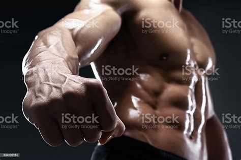 잘생긴 근육질의 Bodybuilder 쇼 그릐 손 및 정맥 근육질 체격에 대한 스톡 사진 및 기타 이미지 근육질 체격 남자 백인종 iStock