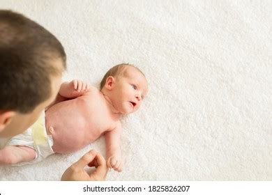 Bebé recién nacido desnudo y con Foto de stock Shutterstock