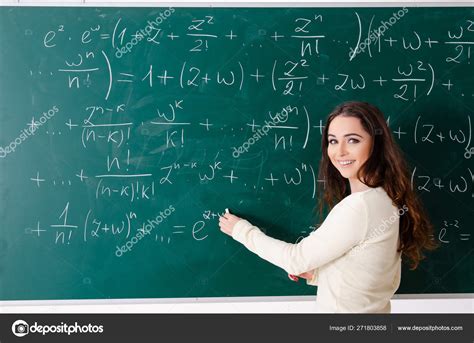 Jovem Professora De Matemática Feminina Na Frente Do Quadro Fotos