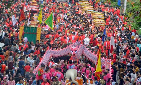 Foto Ribuan Pengunjungtumpah Ruah Menikmati Festival Cap Go Meh Padang