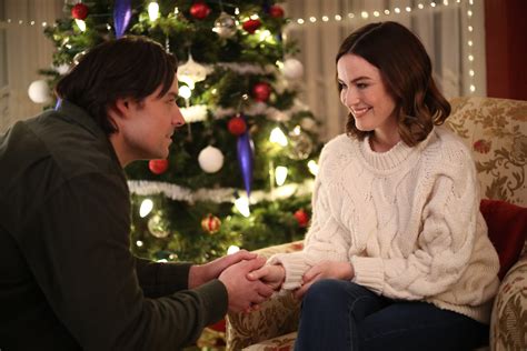 ‘inn Love By Christmas Lifetime Movie Premiere Trailer Synopsis
