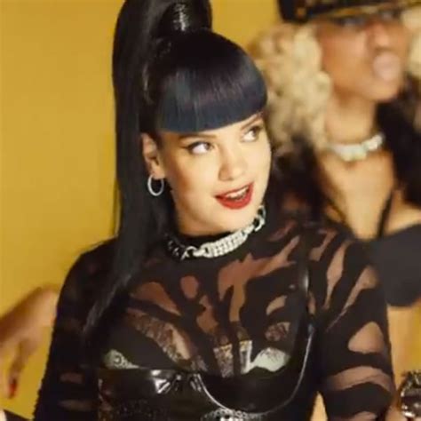 lily allen disses robin thicke in hard out here video