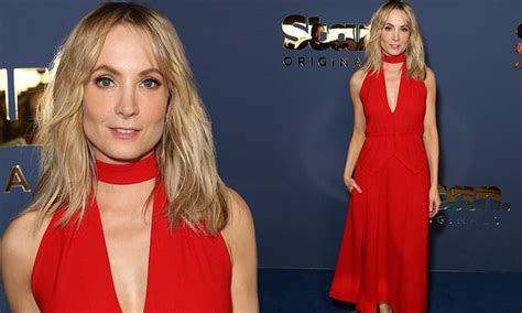 Stan British Actress Joanne Froggatt Wows In Crimson Gown With