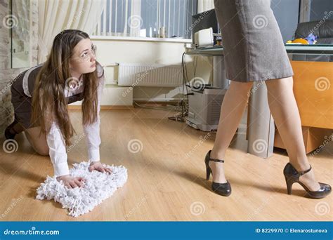 segretaria attraente che lava il pavimento fotografia stock immagine di età polvere 8229970