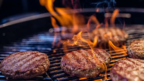 First, it is important to clean the grill, using a brush with stiff bristles or a crumpled up piece of foil, to remove any leftover residue. Don't get burned! 5 secrets for grilling the perfect burger