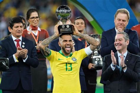 Dani Alves Se Lleva El Mvp De La Copa América Mientras Sigue Buscando