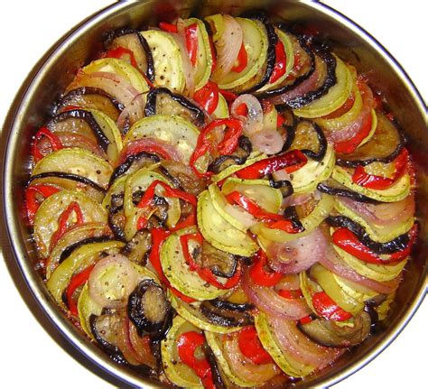 Receta del pavo al estilo criollo preparado con adobo o aliño de chicha, ajo, comino y achiote. Recetas de cocina vegetariana