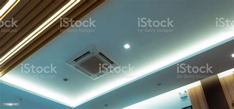 천장 벽에 장착된 카세트 형 에어컨에 중점을 둡니다 호텔 천장에 공기 덕트 석고 벽에 공기 제목 단위 건물의 멋진 시스템 공기