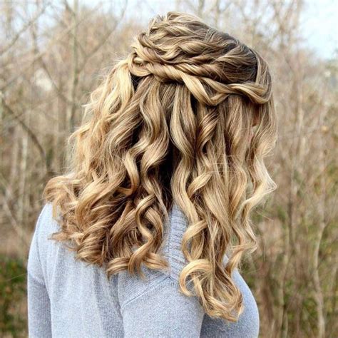 Love This Half Up Half Down Curly Hairstyle With Twists The Blonde