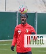 NathanaÃ«l Mbuku (Neuzugang FC Augsburg) spielt den Ball, FC Augsburg ...