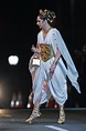 Shia LaBeouf se transforma en diosa griega con tacones de gladiador de ...