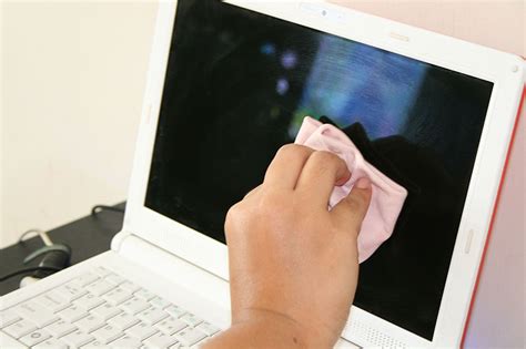 The screen wipes come in a plastic bottle or pack. How to Make an Anti Static Wipe for Computer Screens: 5 Steps