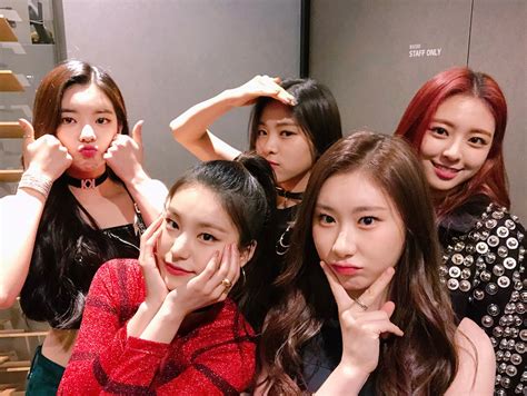 The itzy members are yeji , ryujin , lia , chaeryeong and yuna. 【t公式】ITZY、ファンに感謝。 | wowKorea韓流速報 | wowKorea（ワウコリア）