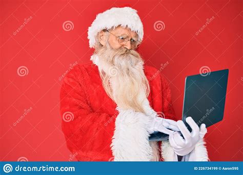 Oude Oudere Man Met Grijs Haar En Lange Baard Met Santa Claus Costume Met Een Laptop Die