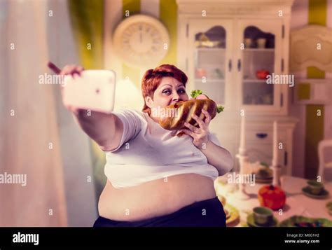 Fette Frau Isst Sandwich Und Macht Selfie Fettleibigkeit