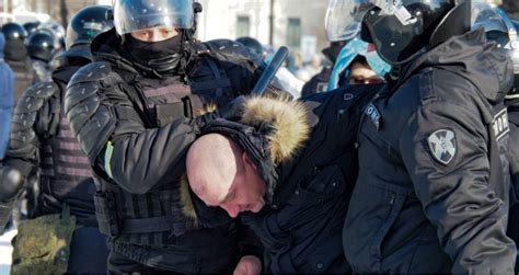 Yulia navalnaya, la moglie dell'oppositore russo alexei navalny, avvelenato con l'agente nervino novichok, punta il dito contro i. Navalny, il pugno duro di Putin: arrestati oltre 1.300 ...