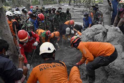 Foto Foto Evakuasi Korban Meninggal Tertimbun Material Gunung Semeru